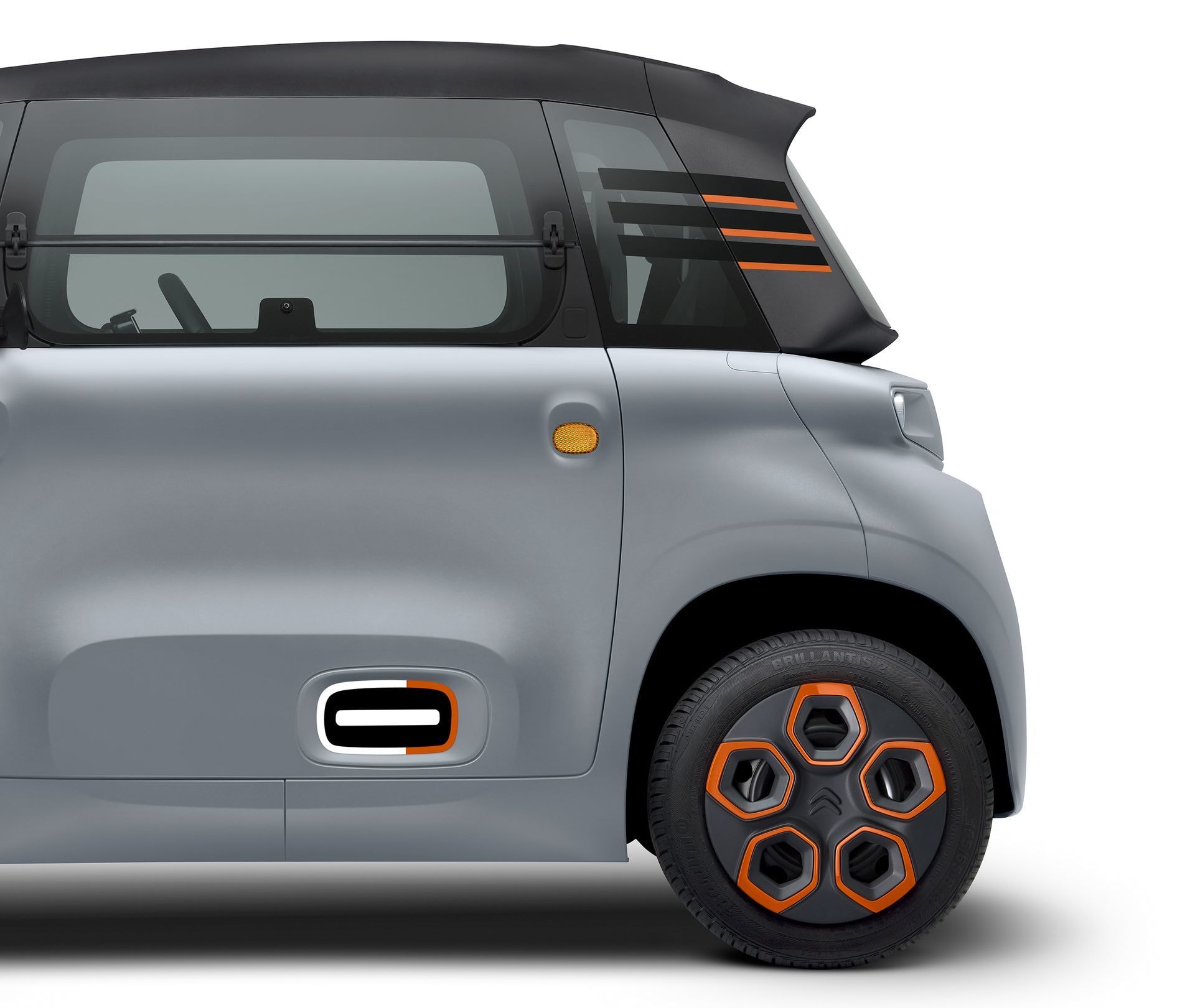 Perfil lateral del Citroën AMI ilustrando diseño y rin en color naranja.