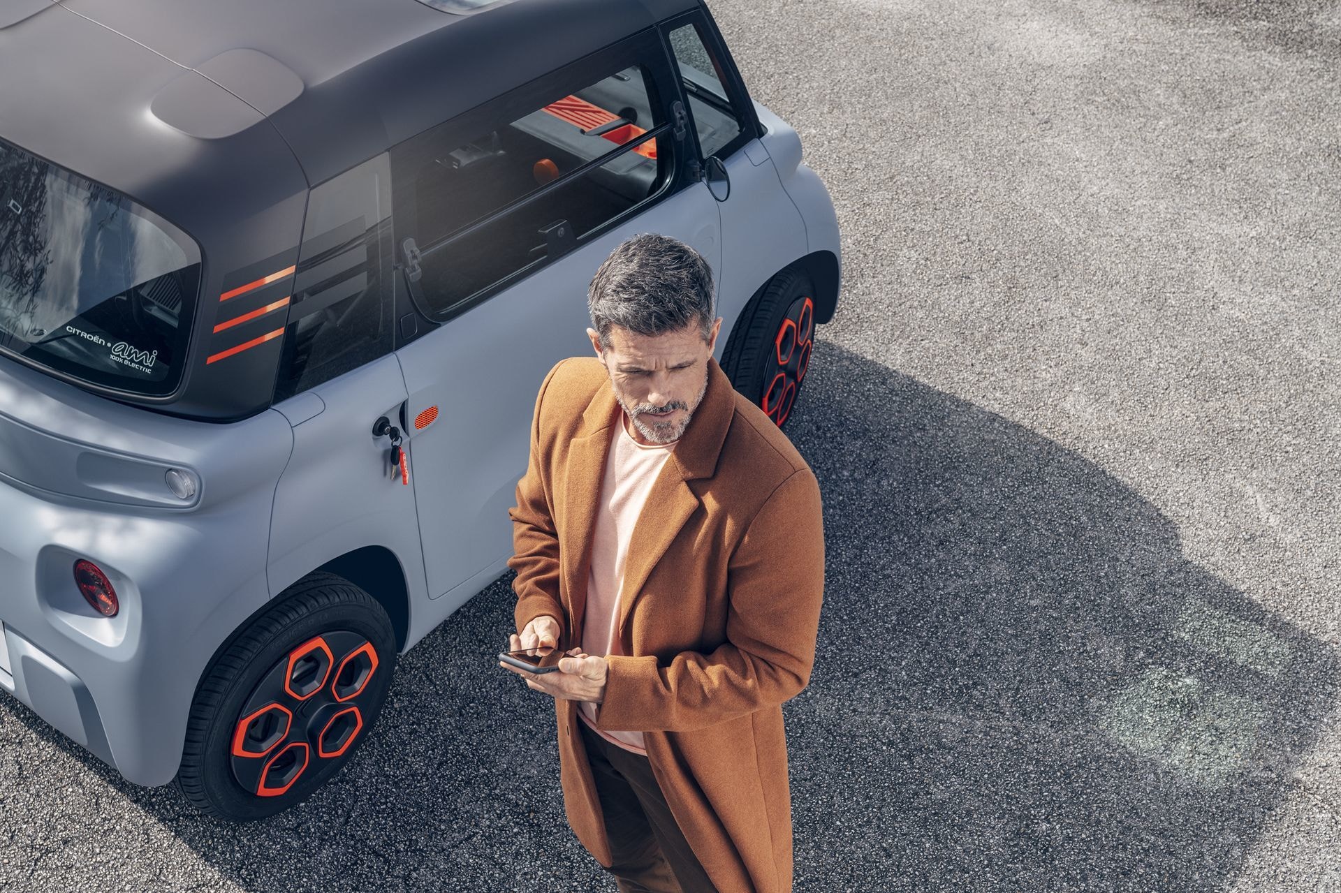 Imagen del Citroën AMI mostrando su diseño lateral y trasero en ambiente urbano.