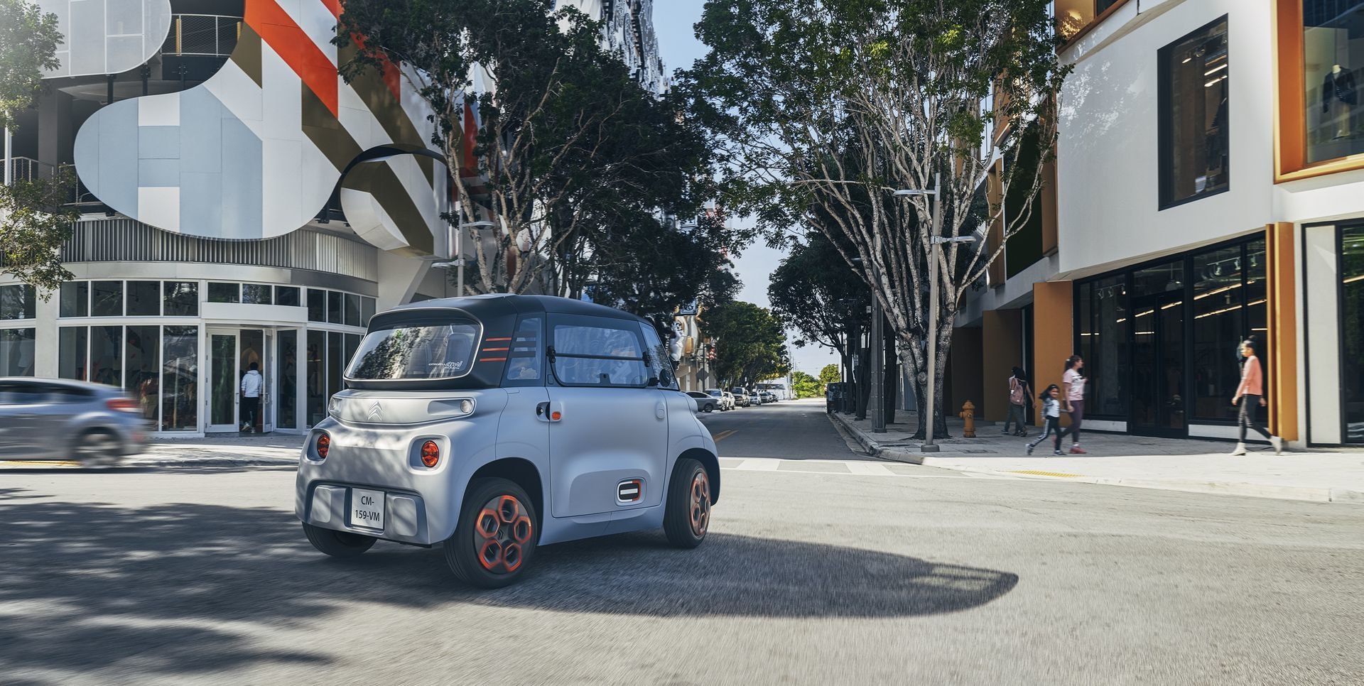 El Citroën AMI capturado en un entorno urbano, destacando su diseño compacto.