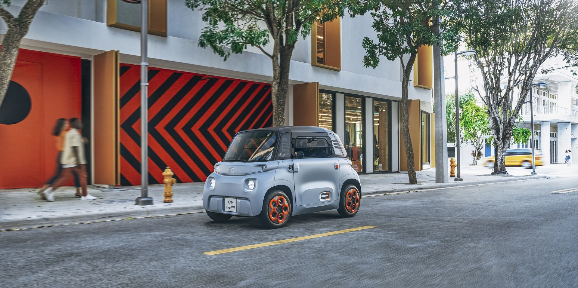Imagen lateral del Citroën AMI en un entorno urbano, subrayando su diseño para la ciudad.