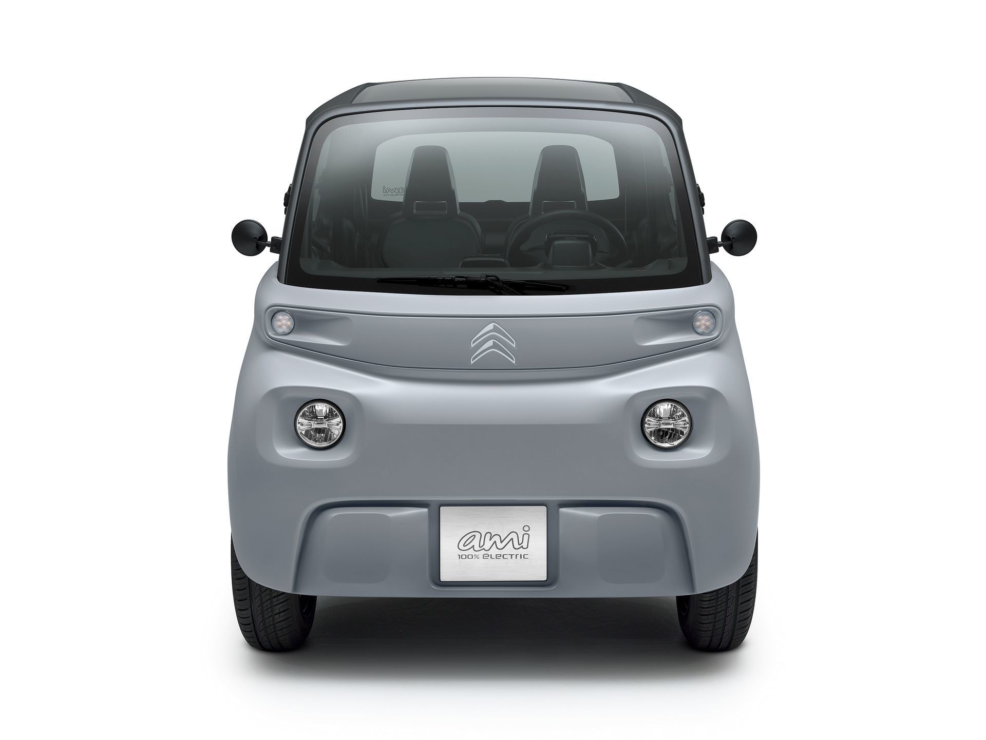 Vista frontal del Citroën AMI destacando su diseño compacto y moderno.