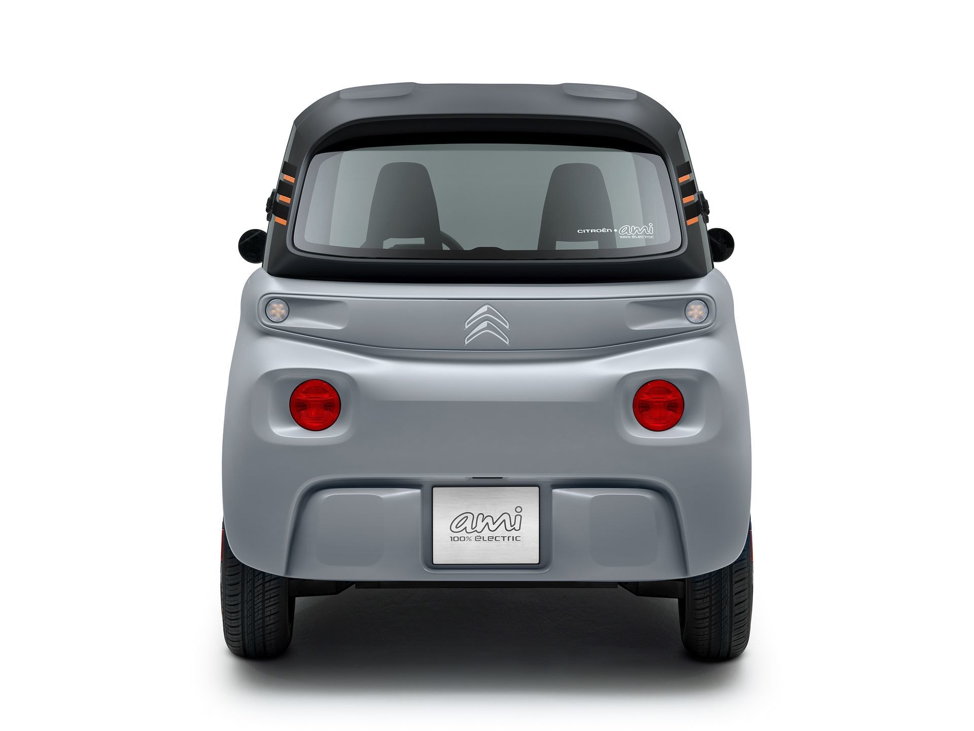 Vista trasera completa del Citroën AMI mostrando sus luces y matrícula.