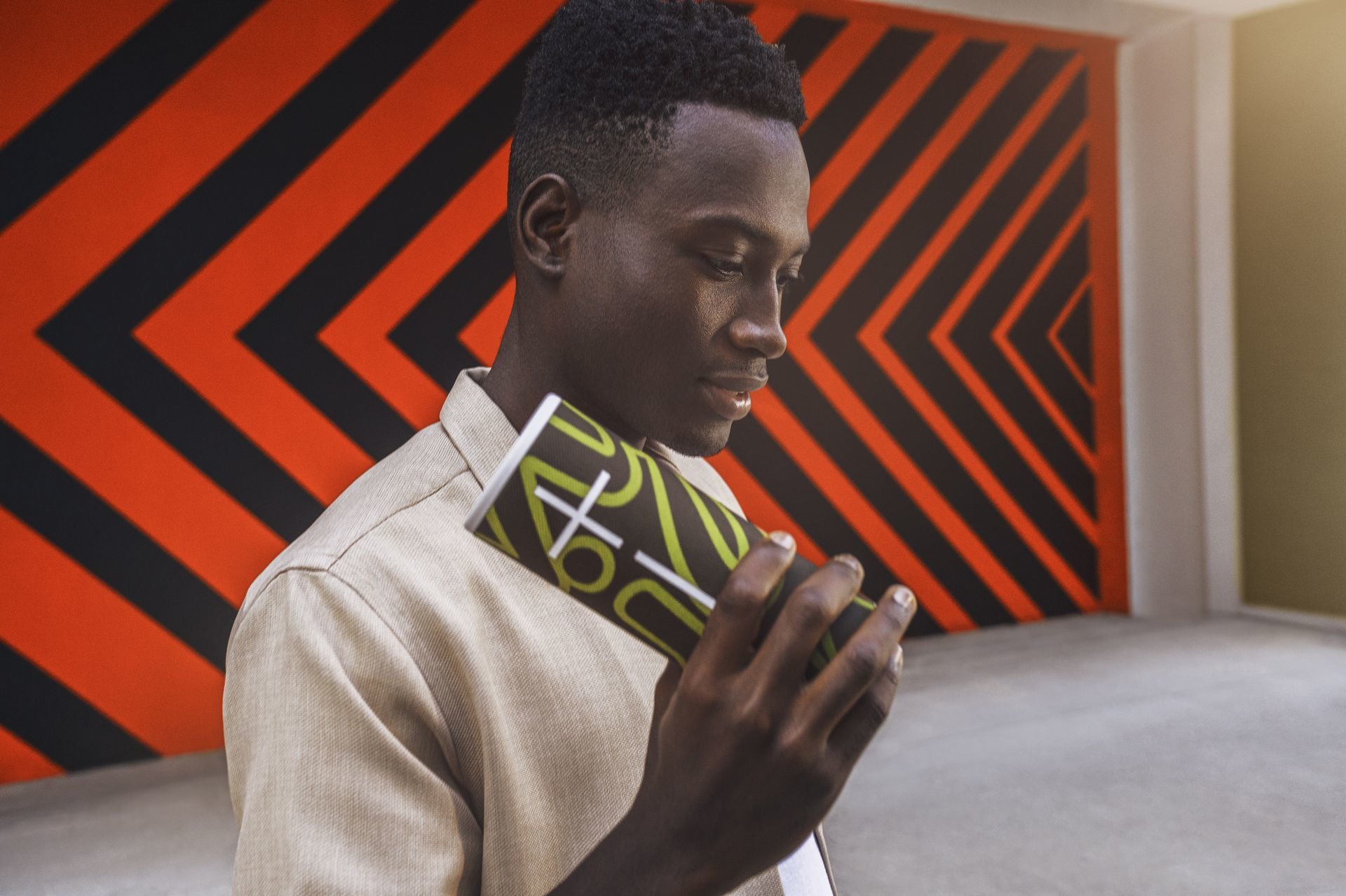 Persona revisando su smartphone, con patrones geométricos de fondo.