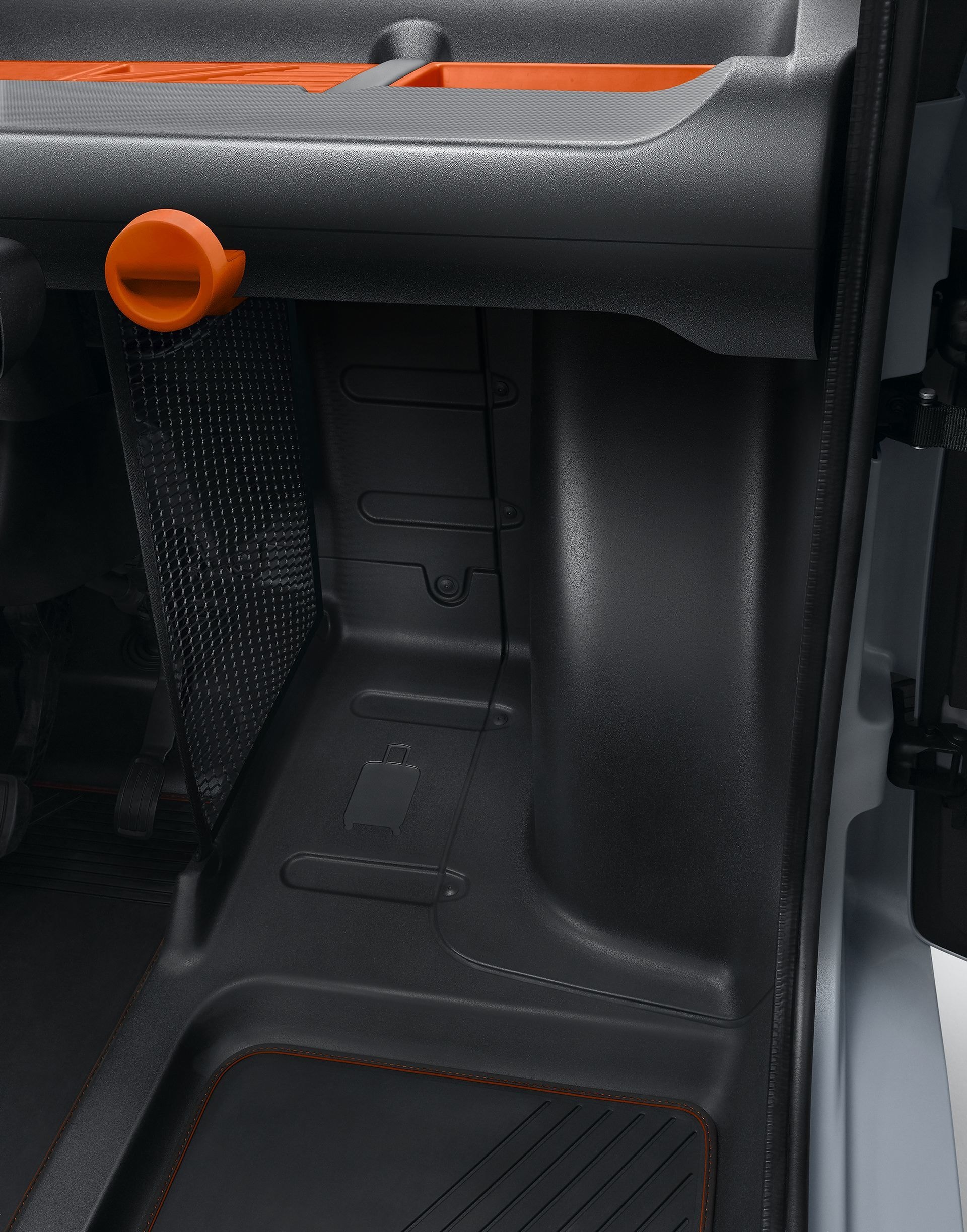 Espacio para los pies en el interior del Citroën AMI, simple y funcional.