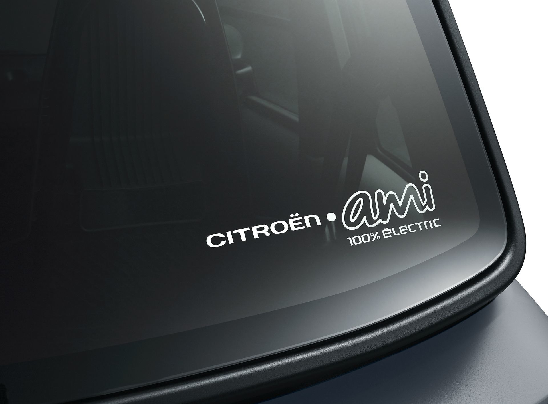 Vista cercana del logo del Citroën AMI 100% eléctrico.