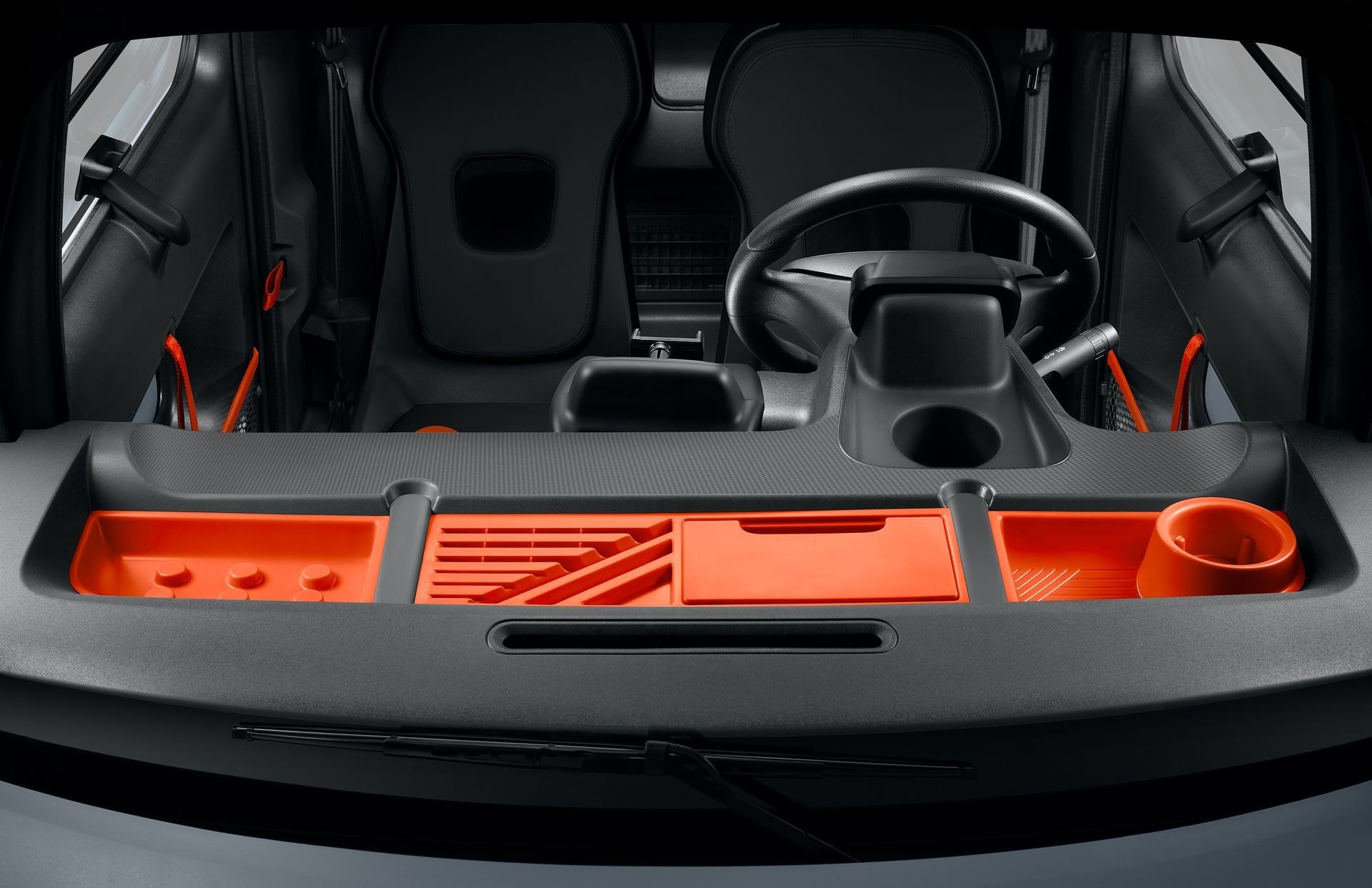 Perspectiva del salpicadero con espacios para almacenamiento y diseño funcional.