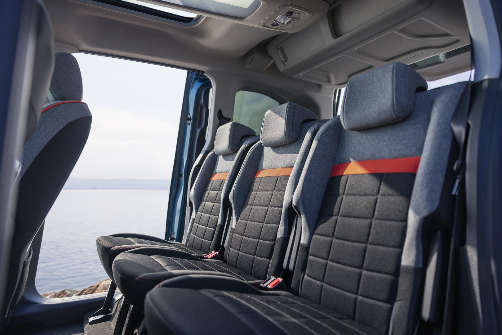 Asientos interiores del Berlingo resaltan la comodidad y la calidad de los materiales.