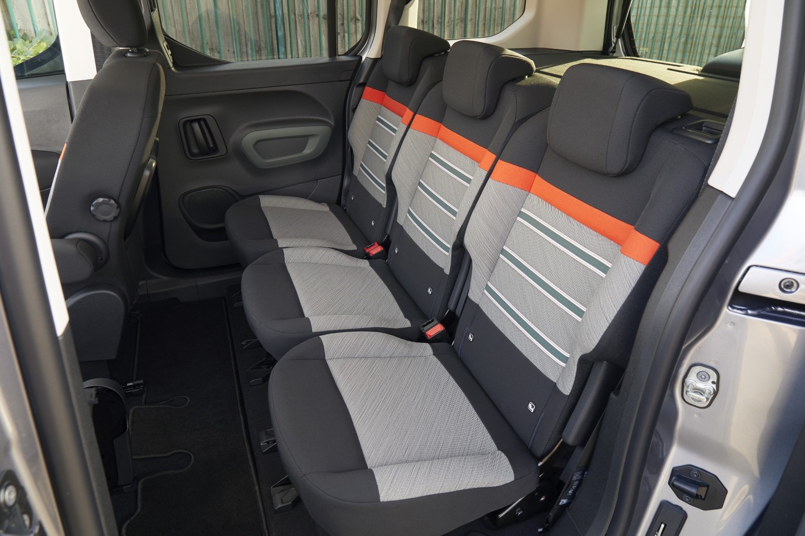 Visión detallada de los asientos traseros del Berlingo, con tapicería contemporánea.