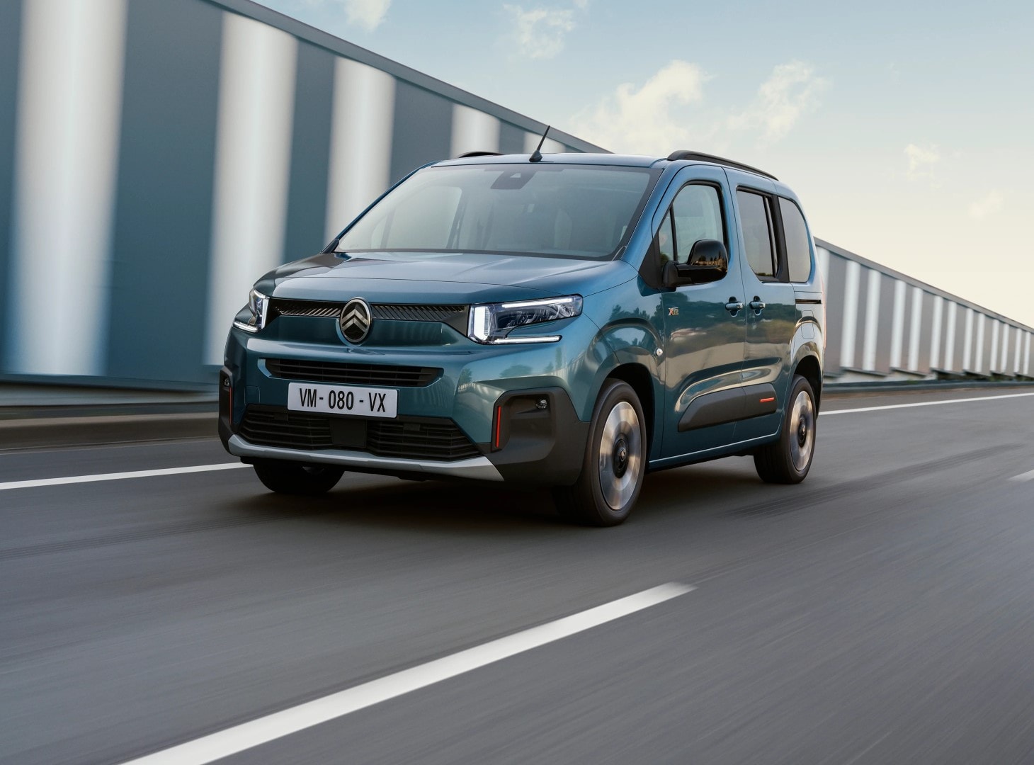 El Citroën Berlingo en color azul, rodando con confianza por la autopista.