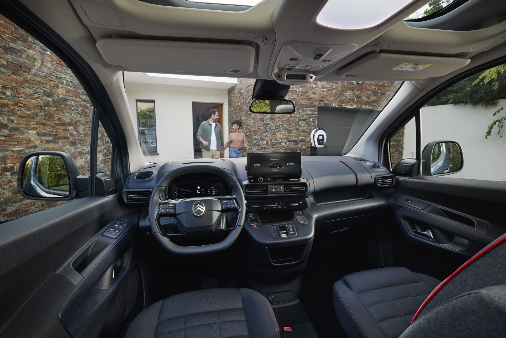 El techo panorámico aumenta la sensación de amplitud en la cabina del Berlingo.