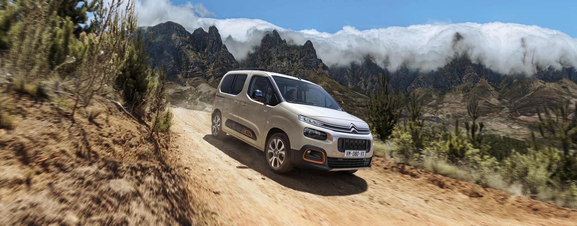 El Citroën Berlingo en terreno de montaña, subrayando su versatilidad y robustez.