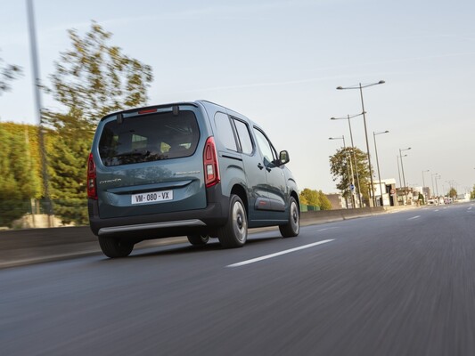 Captura en movimiento del Berlingo desde una perspectiva trasera realzando sus líneas. Captura en movimiento del Berlingo desde una perspectiva trasera realzando sus líneas.