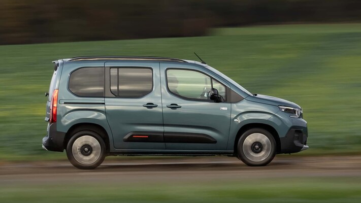 Vista dinámica lateral del Citroën Berlingo en movimiento Vista dinámica lateral del Citroën Berlingo en movimiento