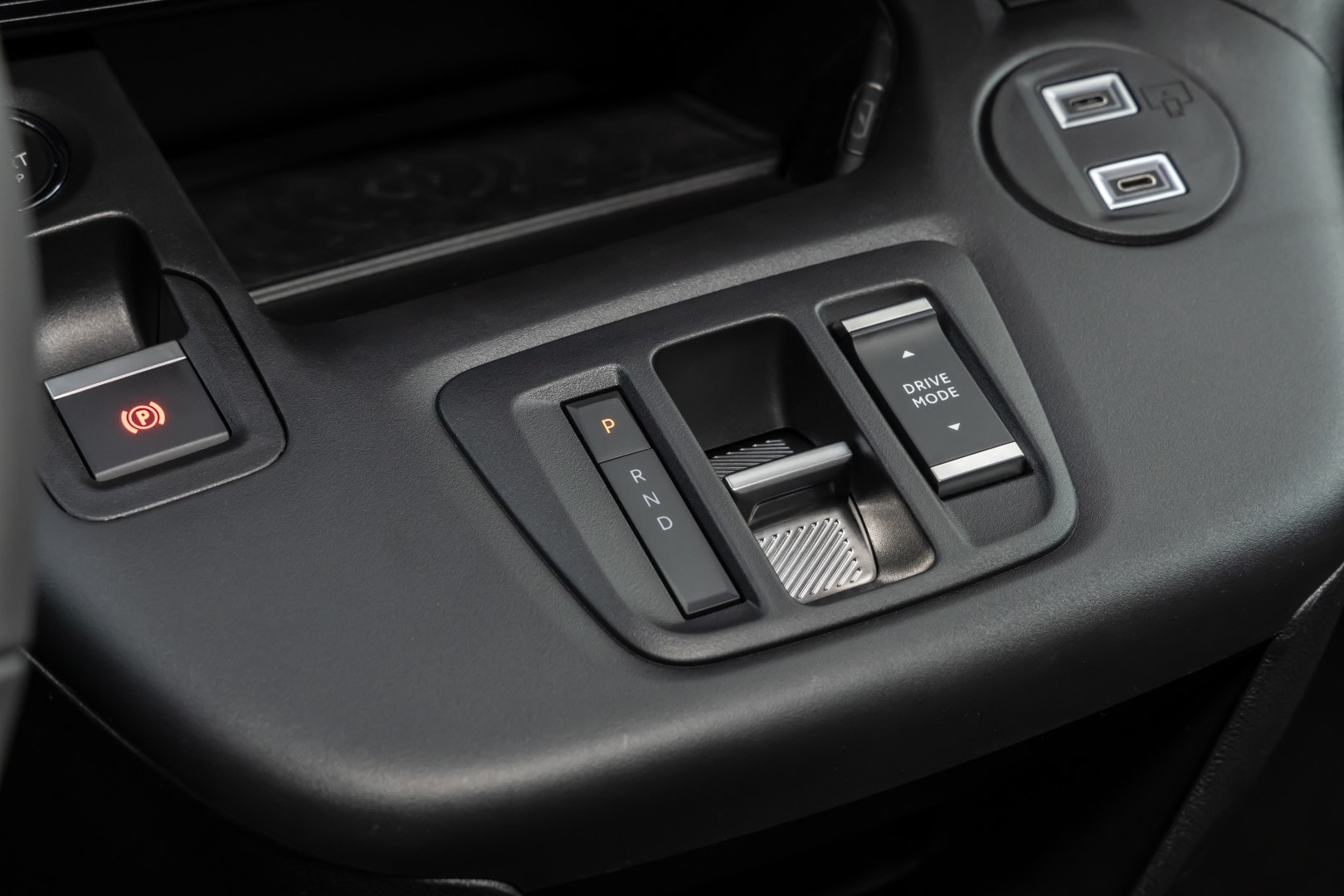 Vista detallada de los controles de ventana del Berlingo, con enfoque en la ergonomía.