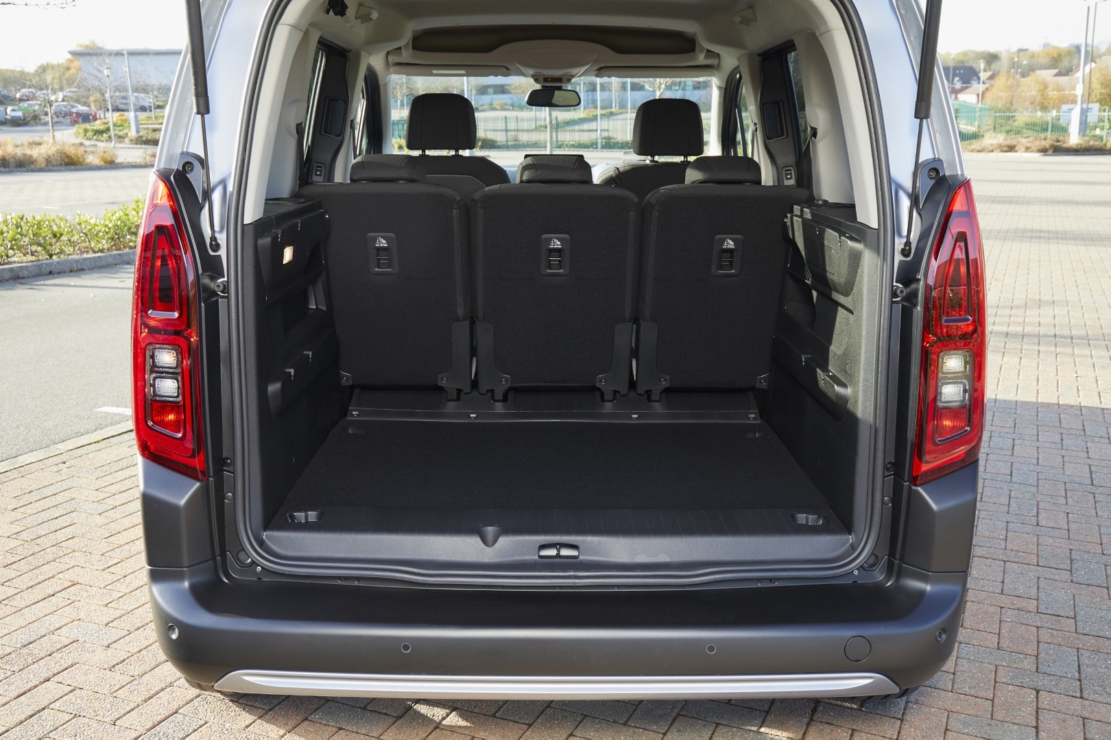 Amplio maletero del Citroën Berlingo, enfatizando su capacidad y funcionalidad.