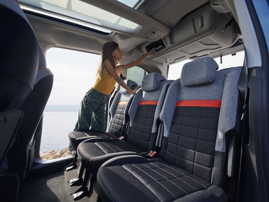 Espaciosidad y modularidad caracterizan el interior del Berlingo. Espaciosidad y modularidad caracterizan el interior del Berlingo.