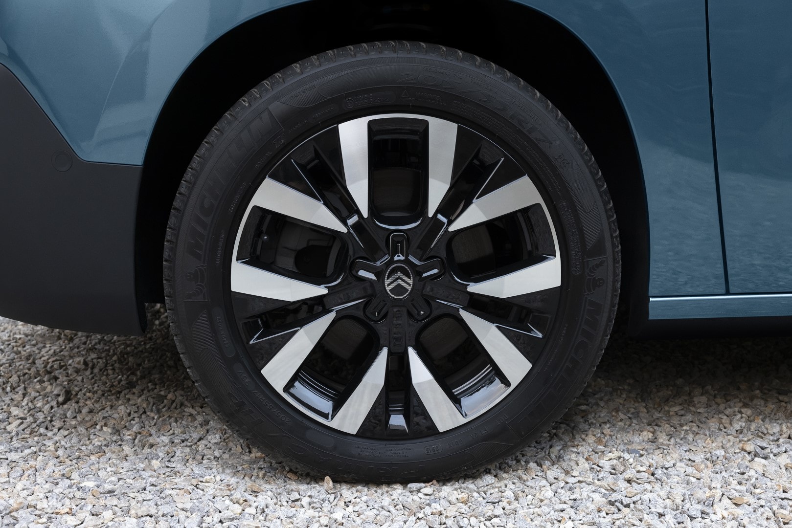 Detalle de la llanta del Berlingo, mostrando su diseño y elementos de estilo único.