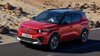 Citroën C3 Aircross en rojo, captura dinámica mostrando frontal y lateral. Citroën C3 Aircross en rojo, captura dinámica mostrando frontal y lateral.