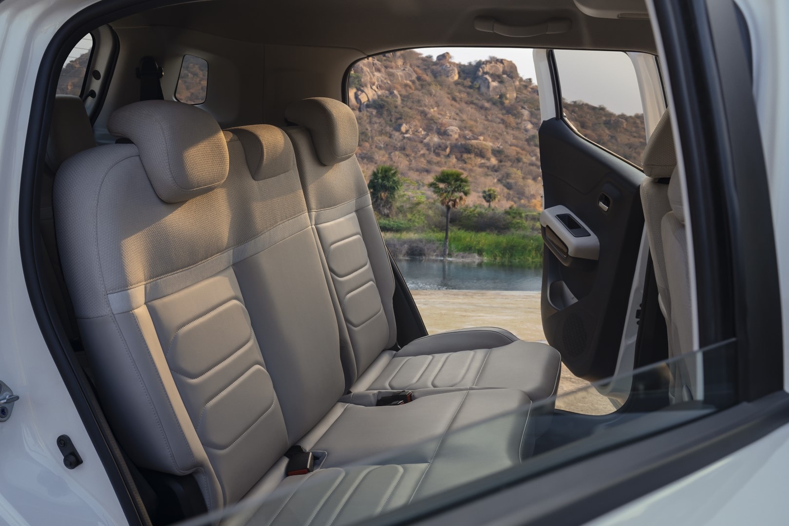 Vista interior de los asientos traseros del C3 Aircross, confort y amplitud.