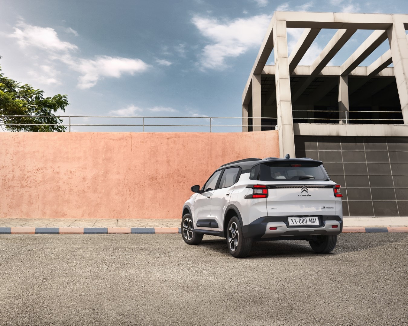Vista trasera y lateral del Citroën C3 Aircross aparcado en entorno urbano.