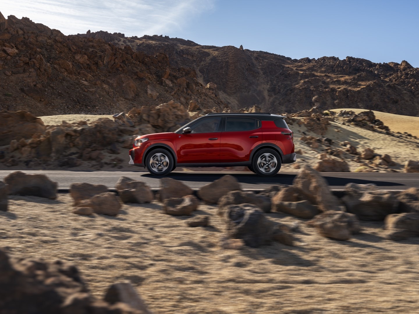 Lateral del C3 Aircross en una carretera de montaña, mostrando líneas dinámicas.