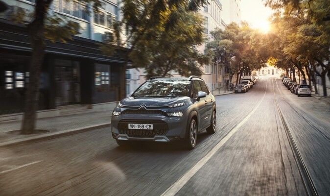 Diseño frontal del Citroën C3 Aircross destacando su firma lumínica bajo la luz del atardecer. Diseño frontal del Citroën C3 Aircross destacando su firma lumínica bajo la luz del atardecer.