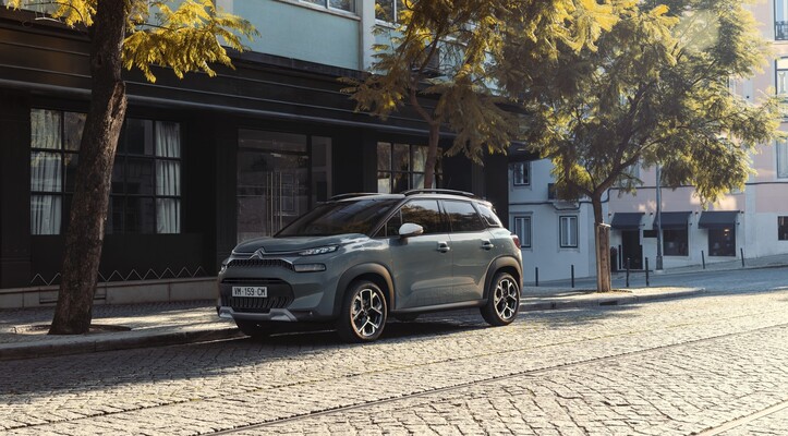 Perfil del Citroën C3 Aircross en tono gris, destacando su diseño urbano. Perfil del Citroën C3 Aircross en tono gris, destacando su diseño urbano.