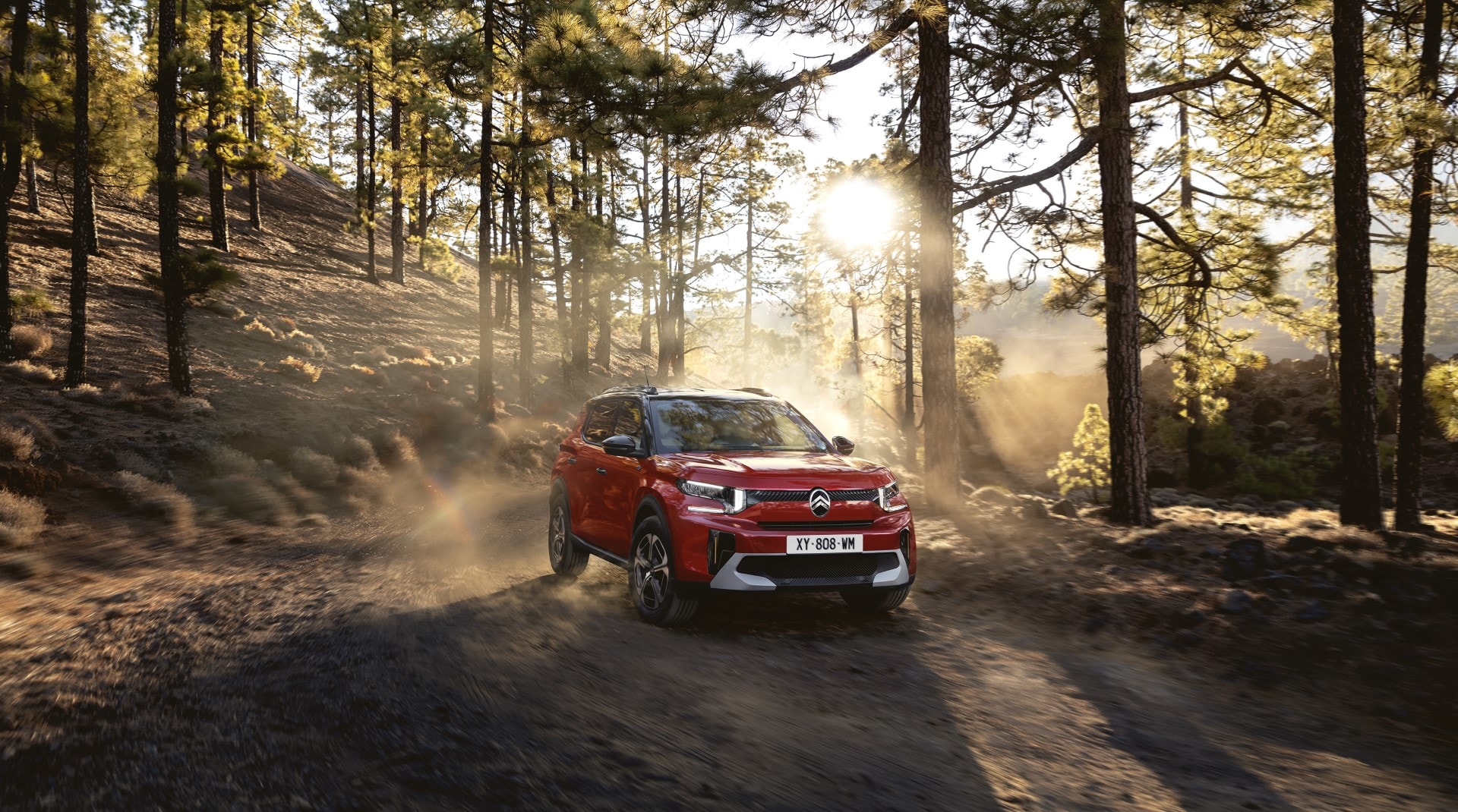 Citroën C3 Aircross en ruta forestal, destacando su diseño frontal y lateral.