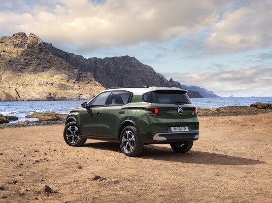 Vista lateral y trasera del Citroën C3 Aircross estacionado al aire libre. Vista lateral y trasera del Citroën C3 Aircross estacionado al aire libre.