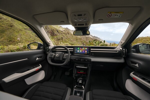 Espacioso habitáculo del Citroën C3 Aircross con enfoque en los asientos y tablero. Espacioso habitáculo del Citroën C3 Aircross con enfoque en los asientos y tablero.