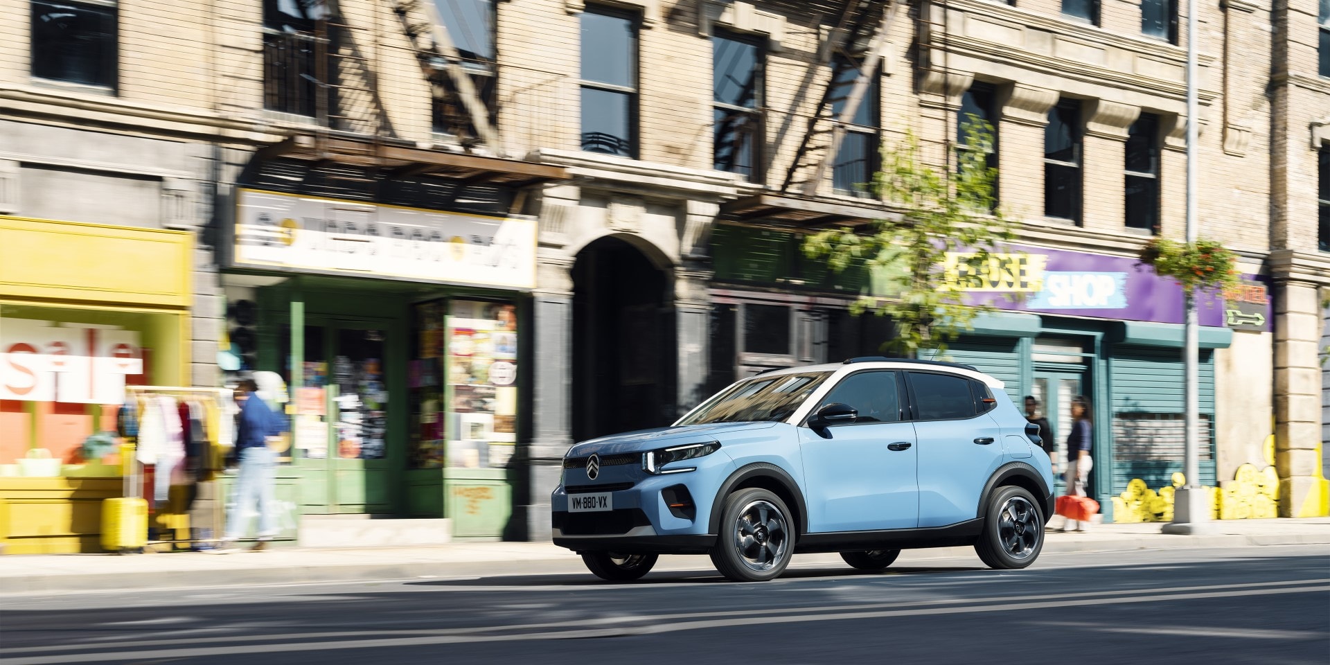 Estilo dinámico del Citroën C3 en entorno urbano, realzando su lateral.