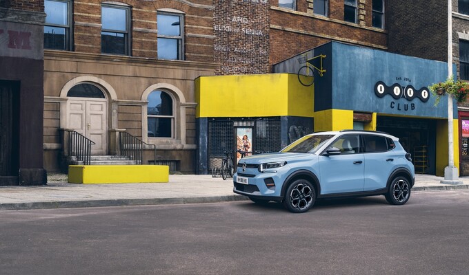 Vista lateral del Citroën C3 aparcado en un entorno urbano Vista lateral del Citroën C3 aparcado en un entorno urbano