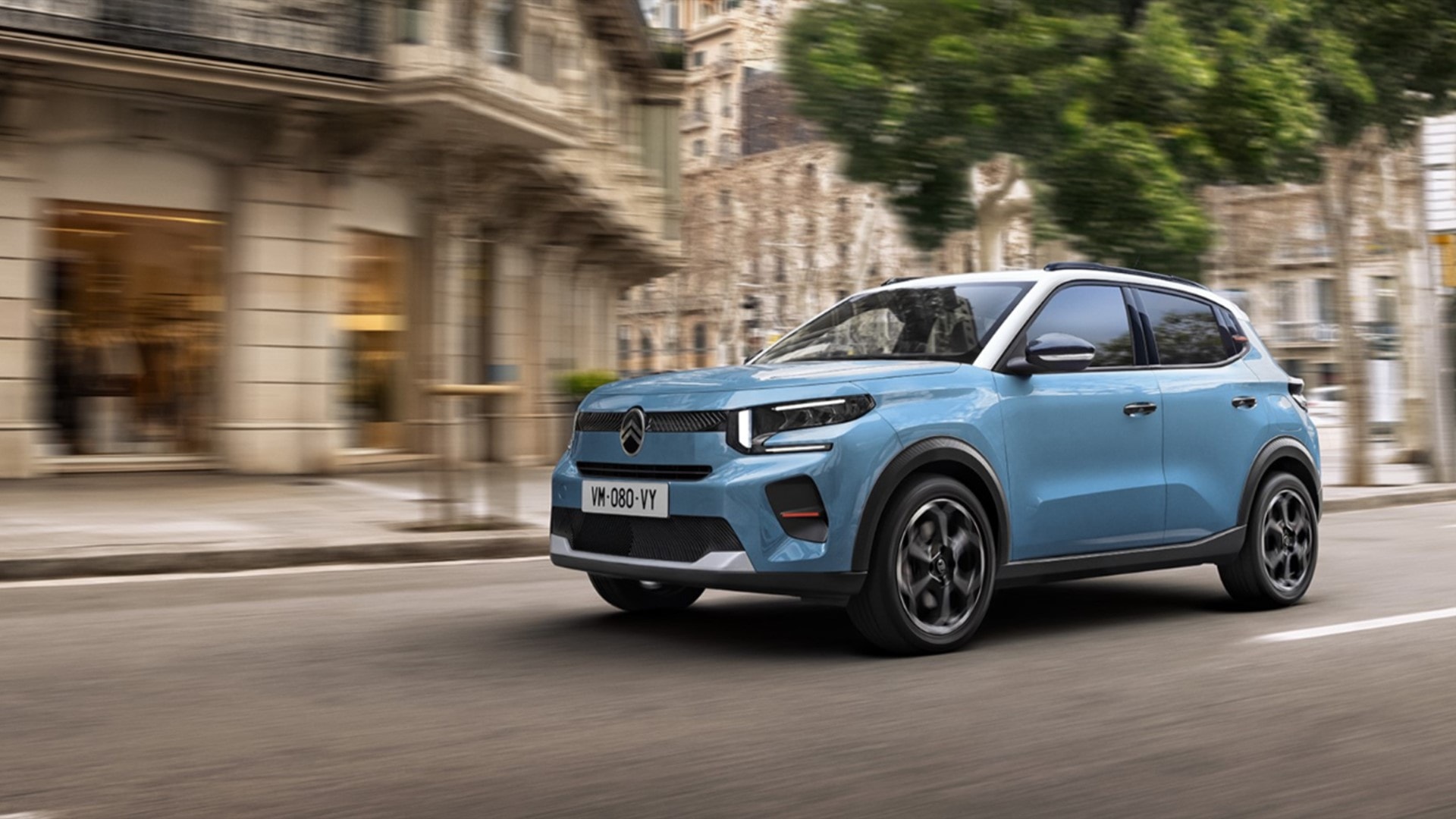 Vista dinámica del Citroën C3 resaltando su diseño frontal y lateral