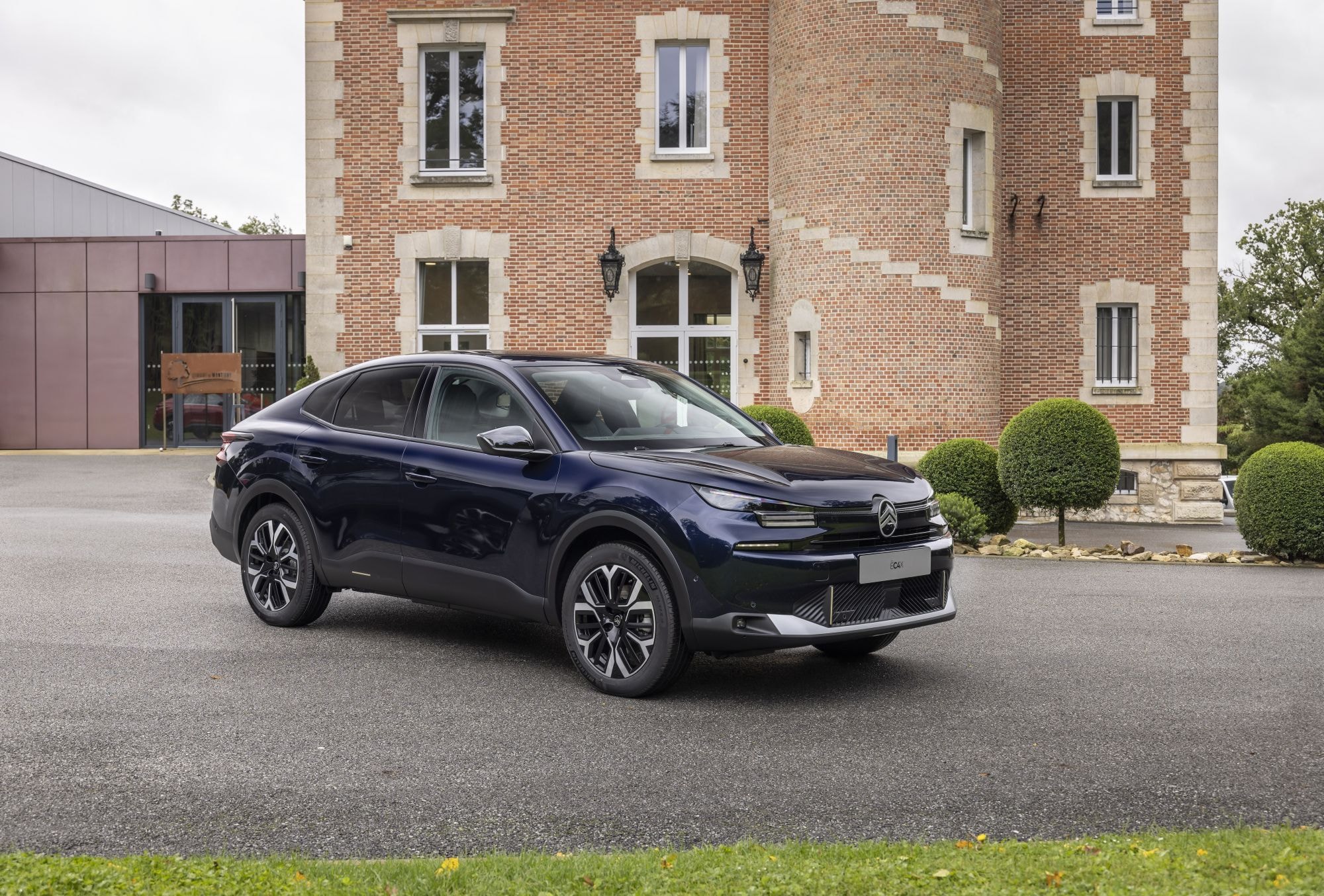 El Citroën C4 X eléctrico muestra un diseño moderno y dinámico desde su perfil lateral.