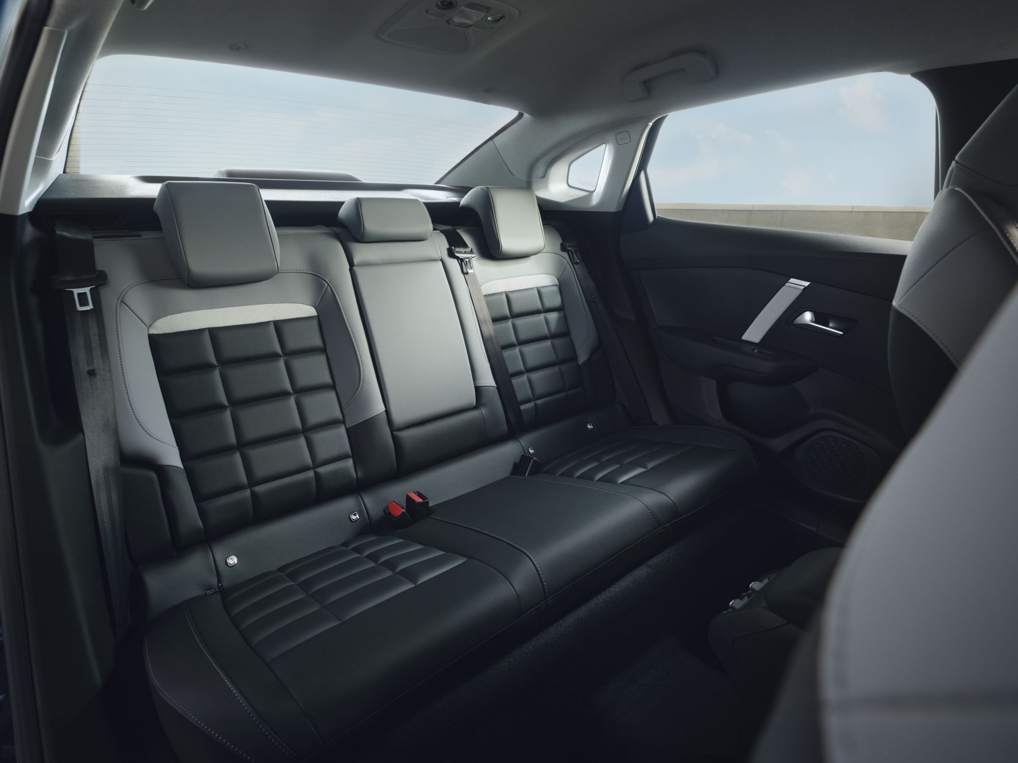 Perspectiva lateral del Citroën C4 X eléctrico, mostrando su estilizada silueta.