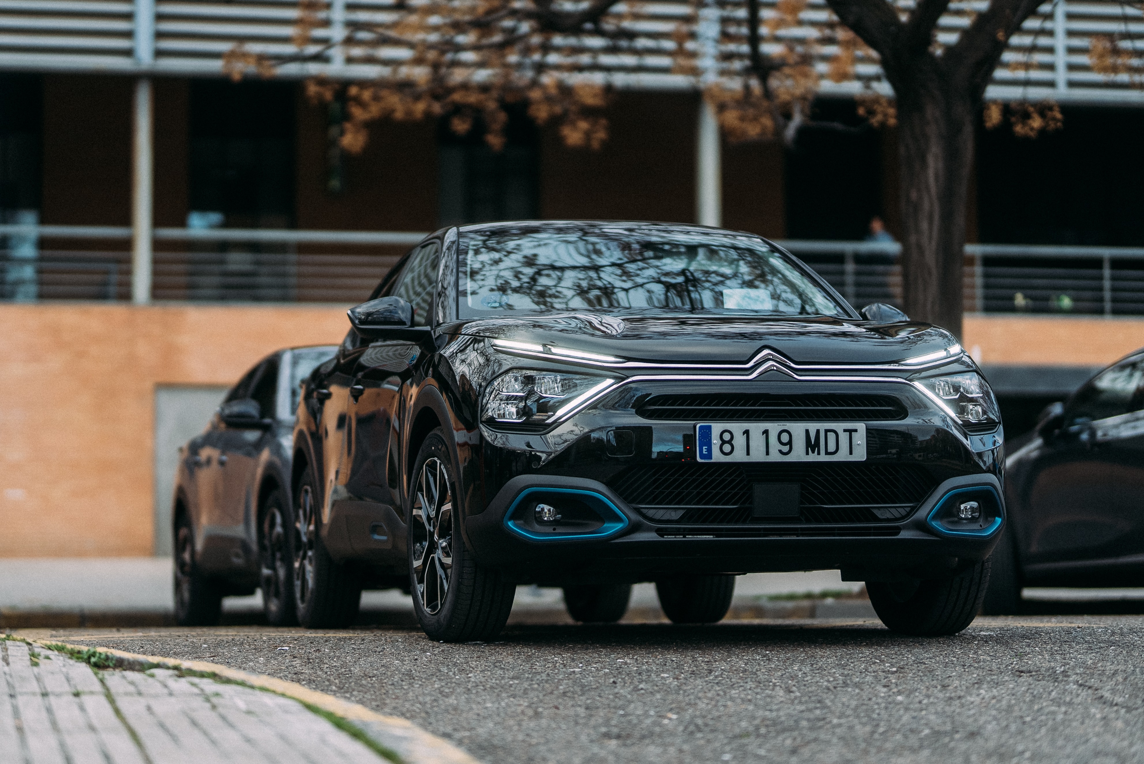 Vistazo frontal del Citroën C4 X eléctrico destacando su diseño vanguardista