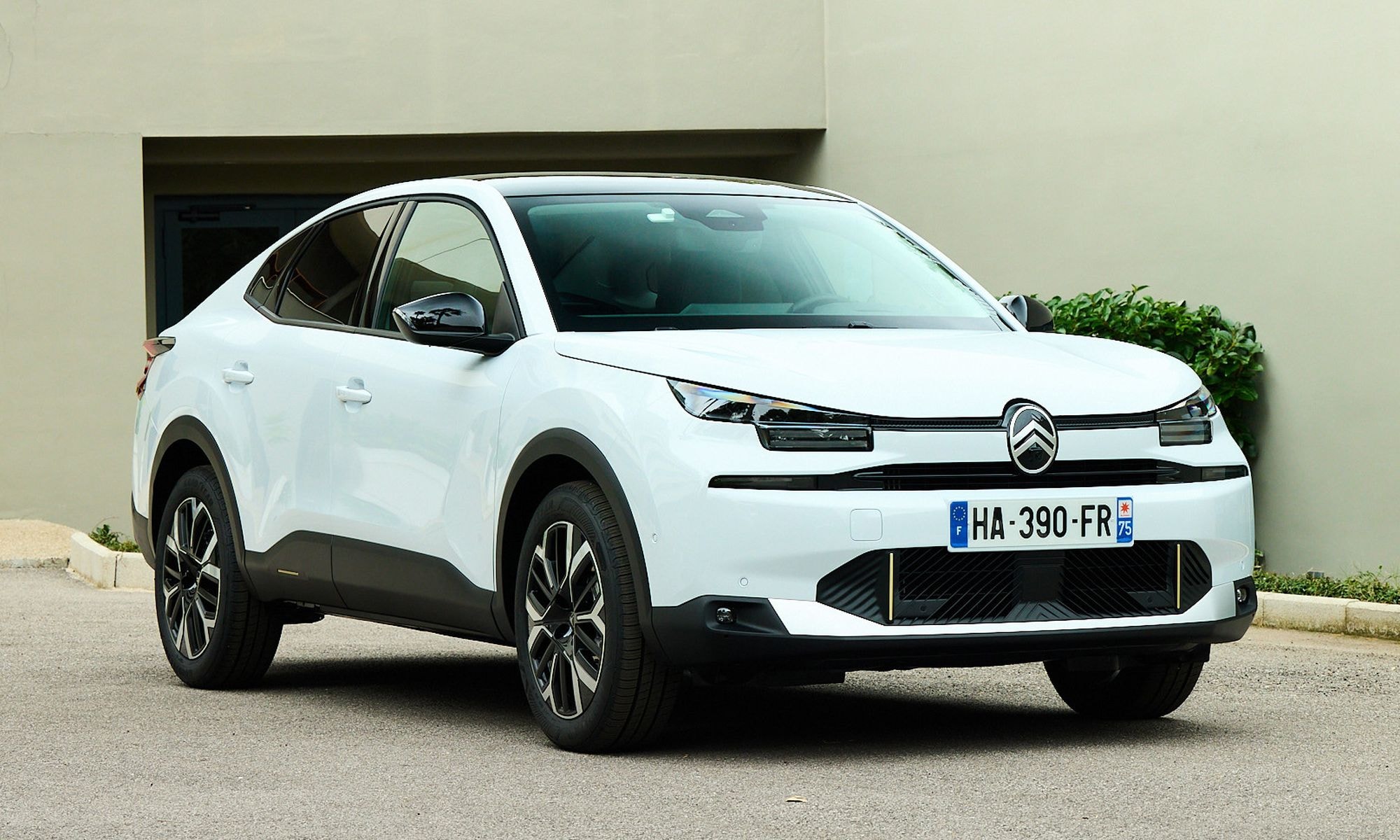 Vista lateral y frontal del Citroën C4 X, mostrando su diseño elegante y moderno.