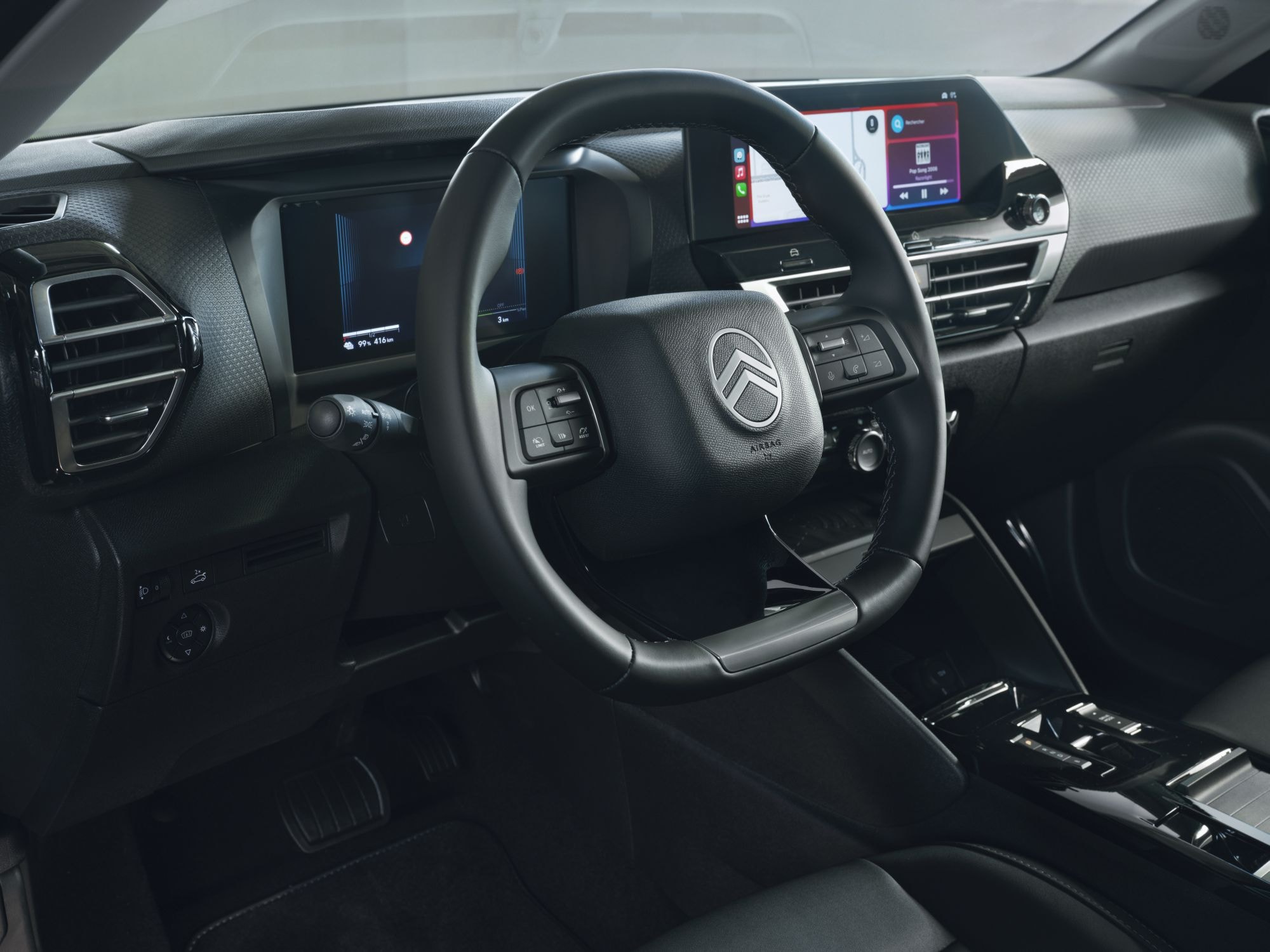 Diseño del salpicadero del Citroën C4 X, resalta la tecnología y confort en el interior.