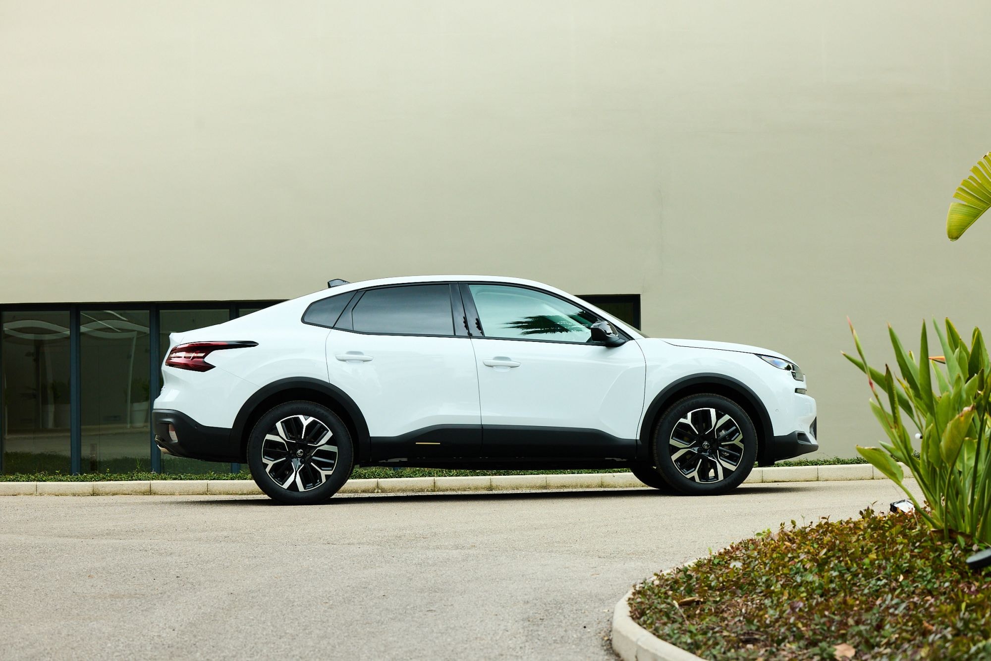 El Citroën C4 X en movimiento, mostrando su diseño fluido.