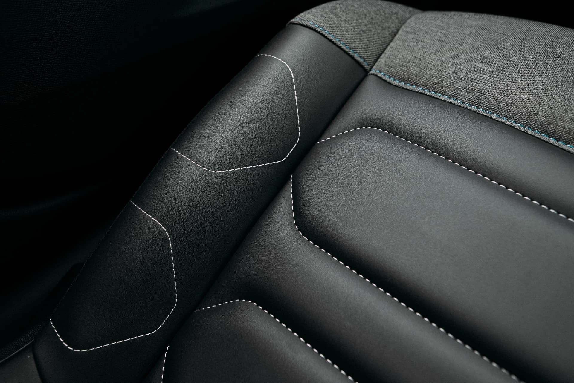 Detalle de la consola central del Citroën C4 X, con visión del portaobjetos abierto.