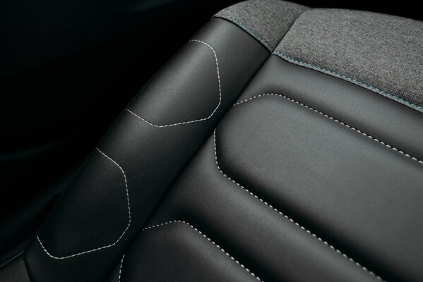 Detalle de la consola central del Citroën C4 X, con visión del portaobjetos abierto. Detalle de la consola central del Citroën C4 X, con visión del portaobjetos abierto.