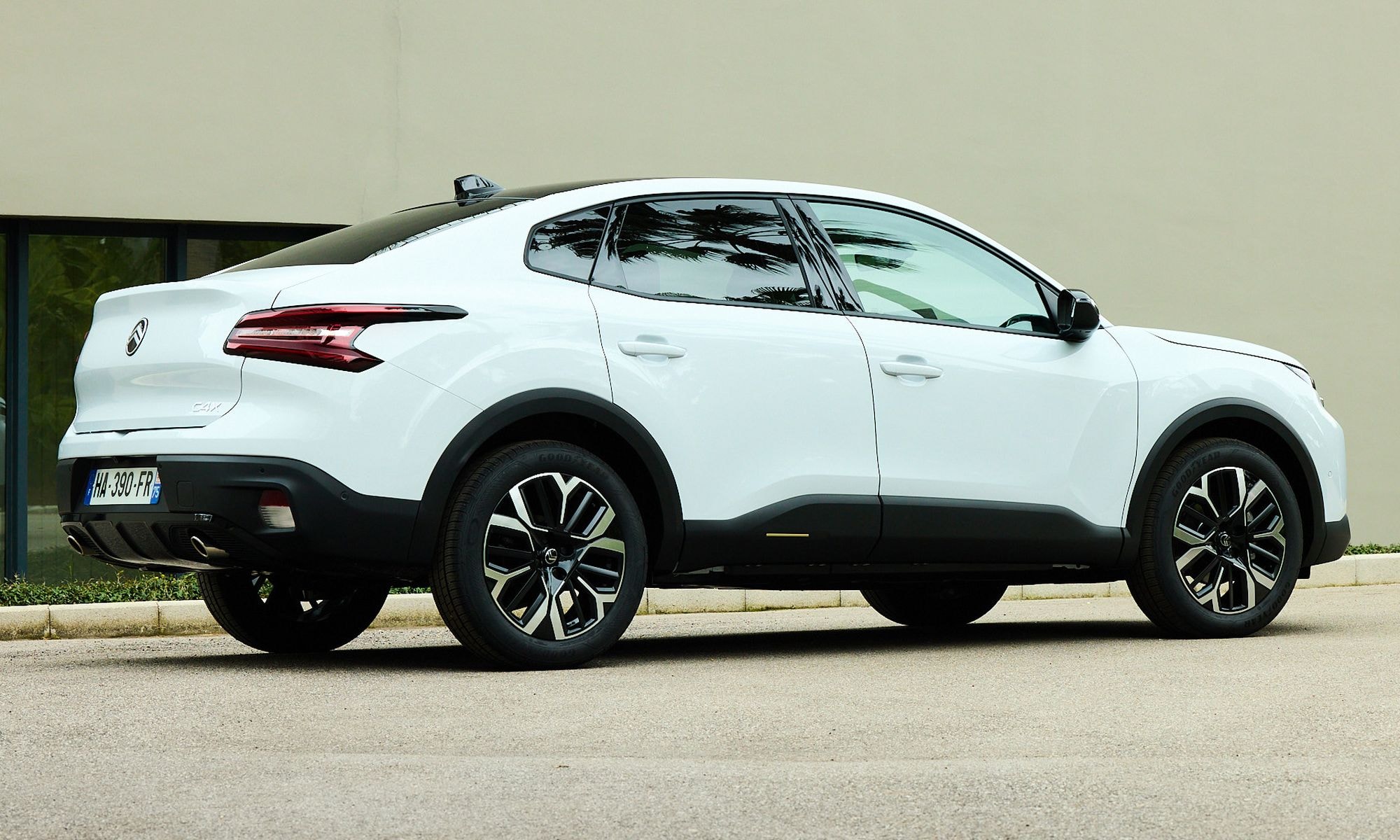 Cerca del emblema C4 X, destacando su modernidad.