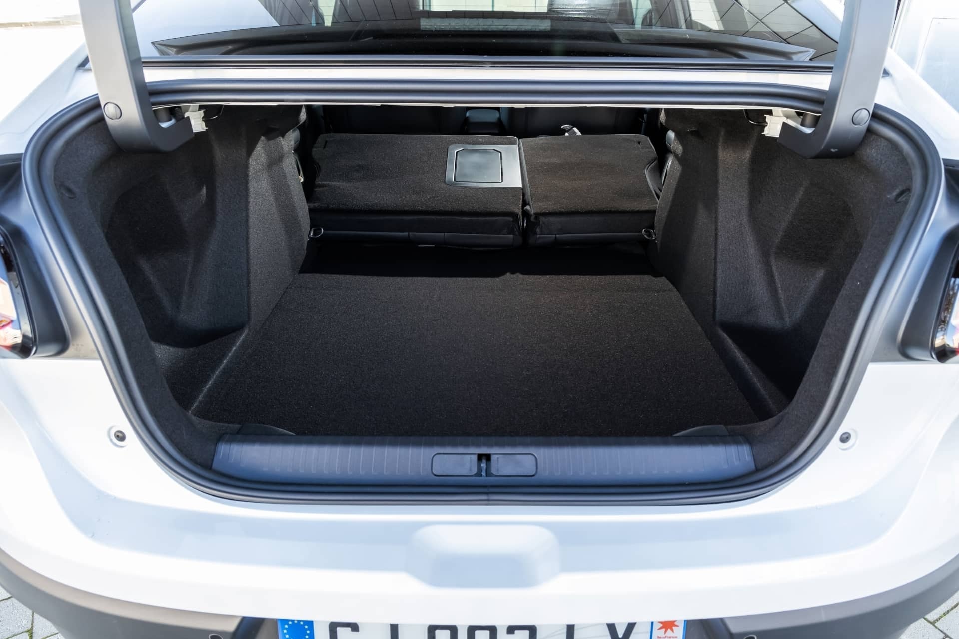 Vista amplia del maletero del Citroën C4 X, mostrando su capacidad y funcionalidad.