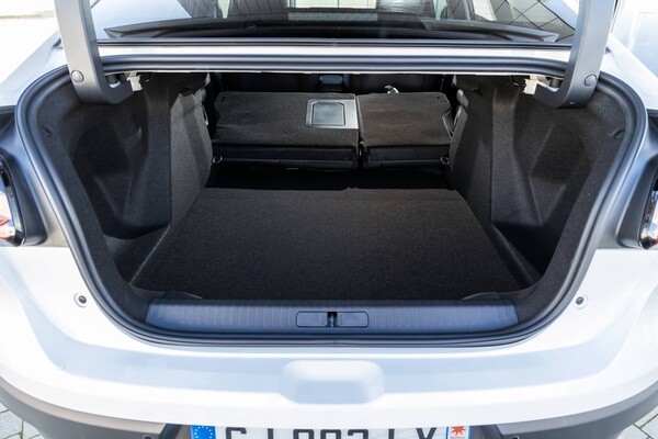 Vista amplia del maletero del Citroën C4 X, mostrando su capacidad y funcionalidad. Vista amplia del maletero del Citroën C4 X, mostrando su capacidad y funcionalidad.