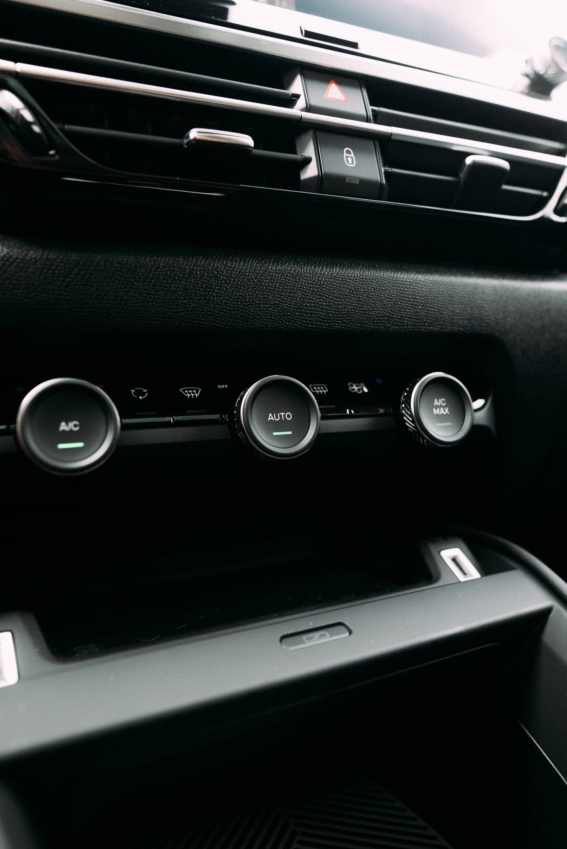 Detalle de los mandos del sistema de climatización del Citroën C4 X.