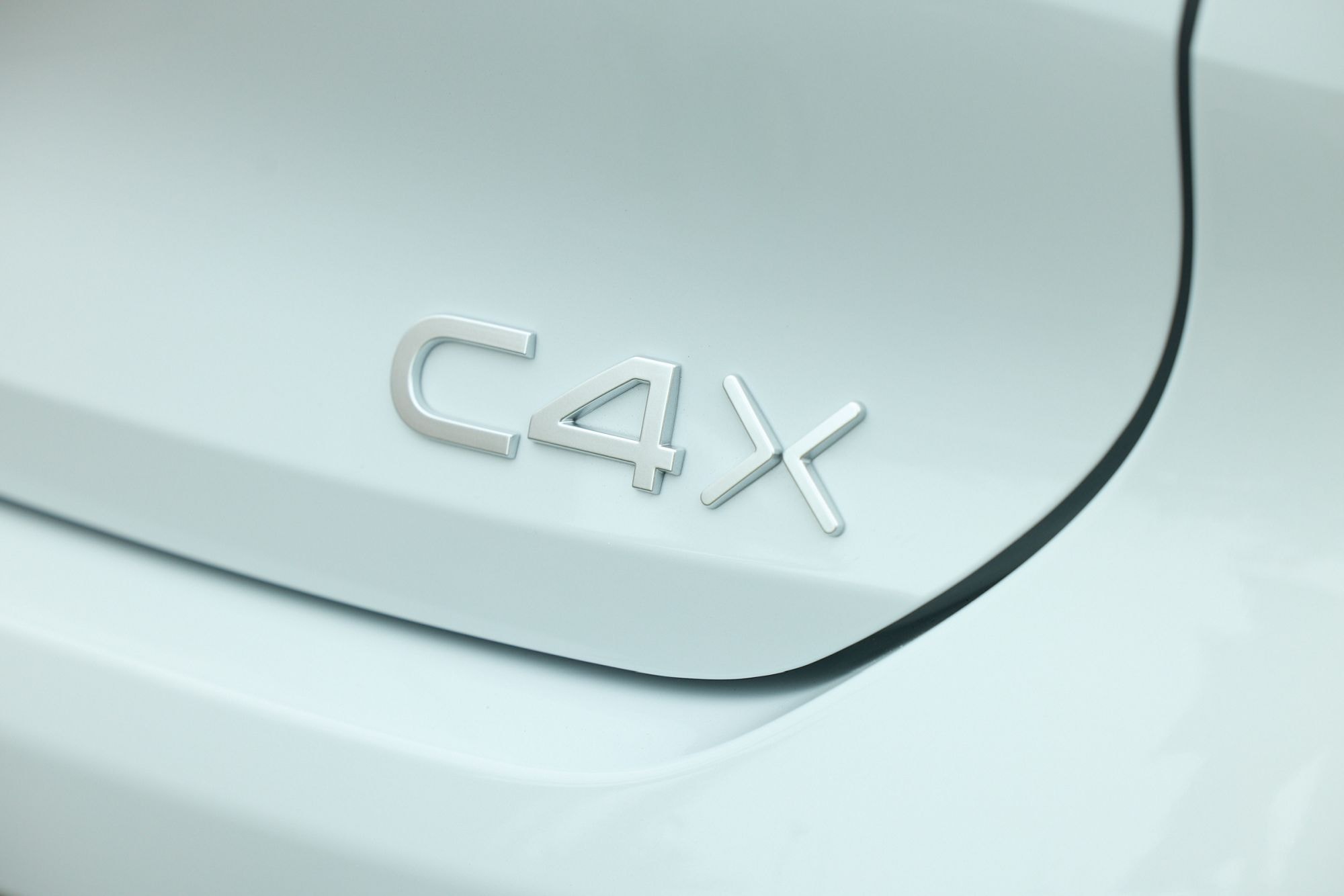 Perfil del Citroën C4 X resaltando su elegante silueta.