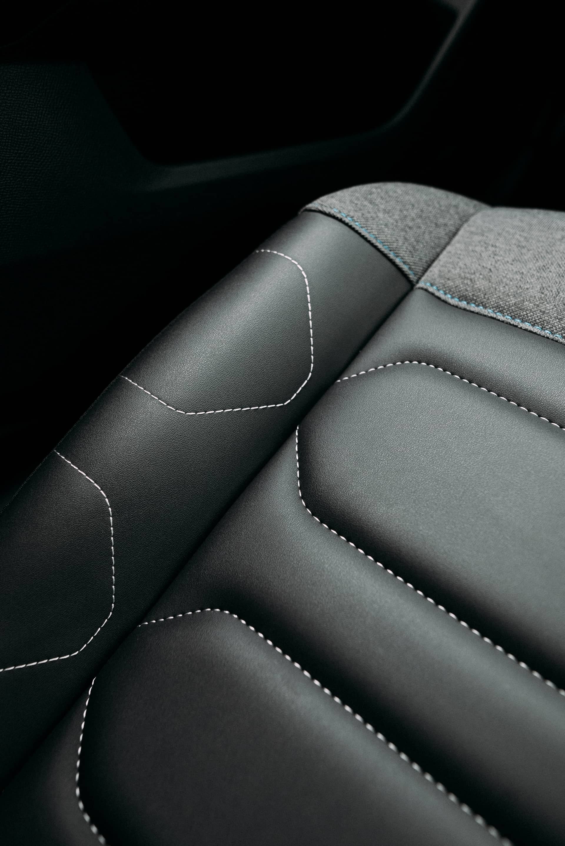 Vista cercana de la tapicería de cuero con pespunte detallado.