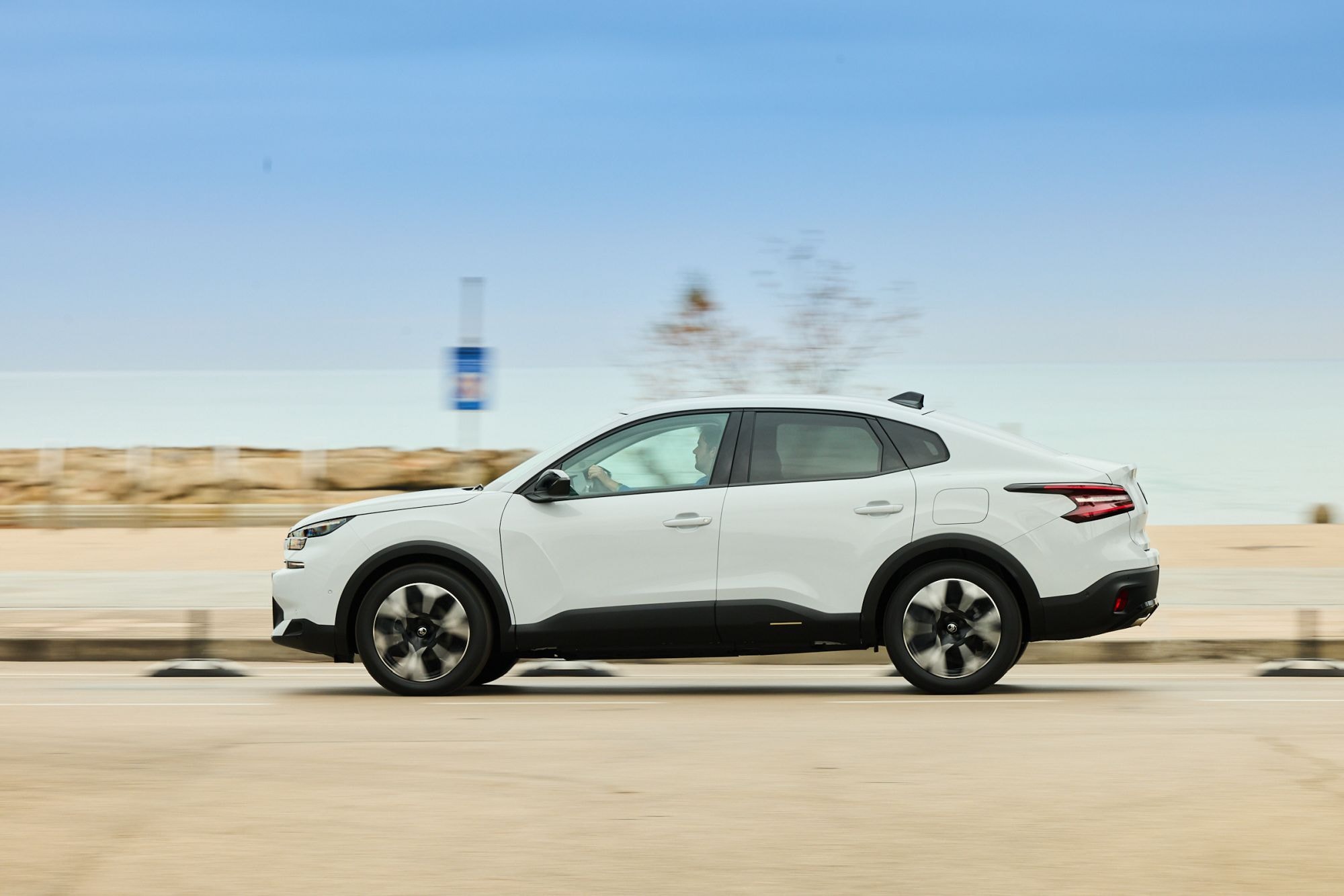 Vista lateral en movimiento del Citroën C4 X.