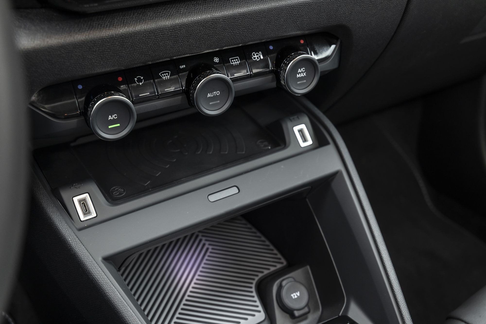 Asientos traseros cómodos en el Citroën C4, ideal para viajes.