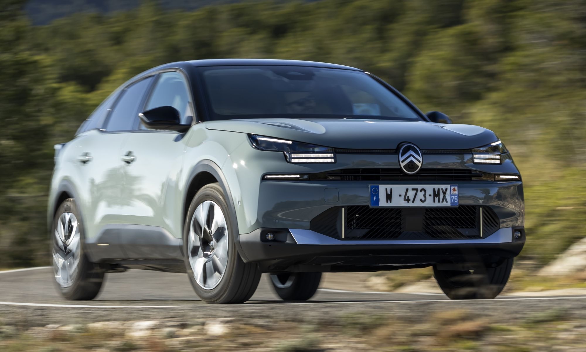 Frontal del Citroën C4, con líneas agresivas y una parrilla prominente.